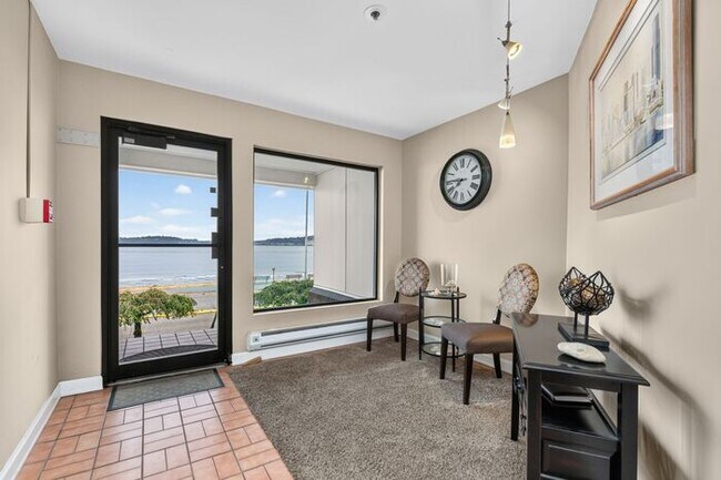 Building Photo - Enormous Waterfront Alki Condo w/ Stunning Views