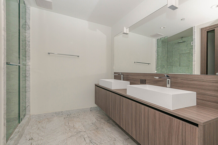 Master bathroom - 1000 Brickell Plz