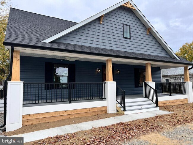 Building Photo - 210 Point Ln