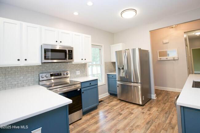 Building Photo - 102 Willow Creek Ln
