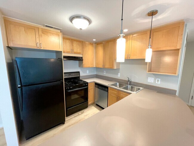 Building Photo - Bright Condo in NW Portland with Washer/Dr...