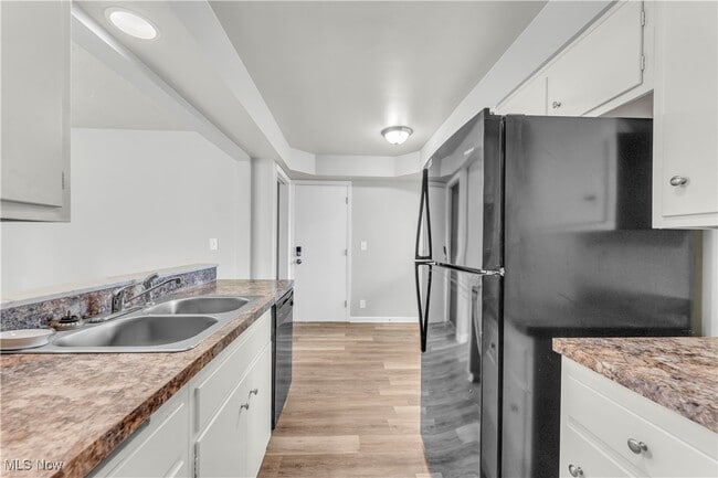 Building Photo - 6481 Glenwillow Dr