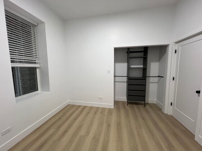 Building Photo - 2110 W 21st Pl