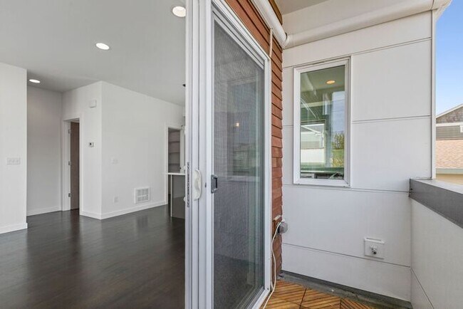 Building Photo - Stunning Modern Air-Conditioned in Coveted...