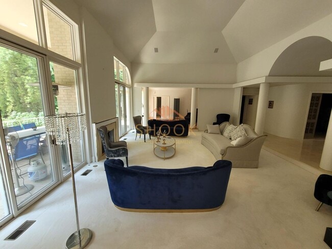 Building Photo - STUNNING LUXURY HOME - EVERYTHING YOU NEED - SHORT-TERM AND FURNISHED OPTIONS AVAILABLE