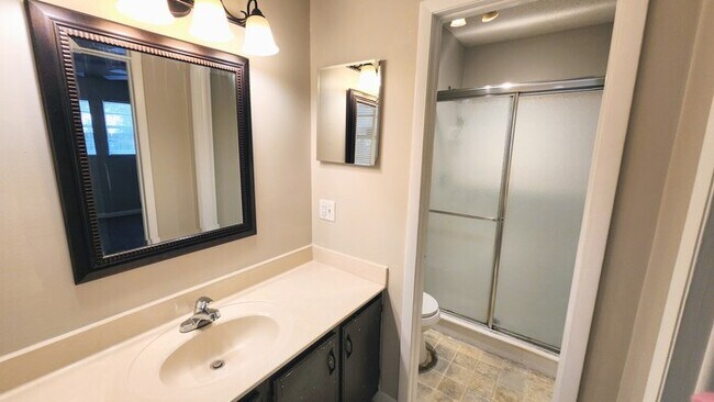 Building Photo - Welcome to this charming 3-bedroom, 2-bath...