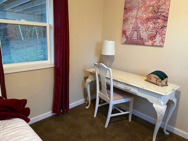 Building Photo - Hillside Cottage! Charming home with a view, 3-bd, 1-ba, fireplace, garage $300 Utility Fee