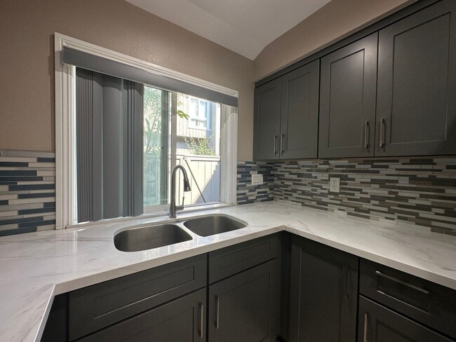 Building Photo - Charming Townhouse in South Coast Metro