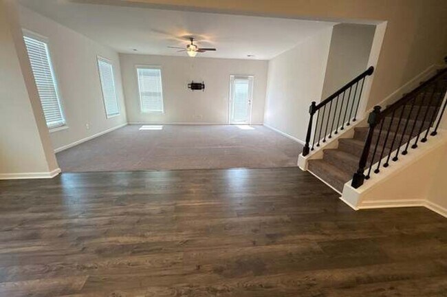 Building Photo - 4Bed/3.5Bath 3190 sq ft home located in the Falls