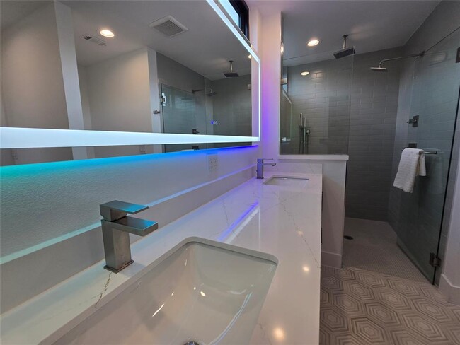 Building Photo - 1112 W N Loop Blvd