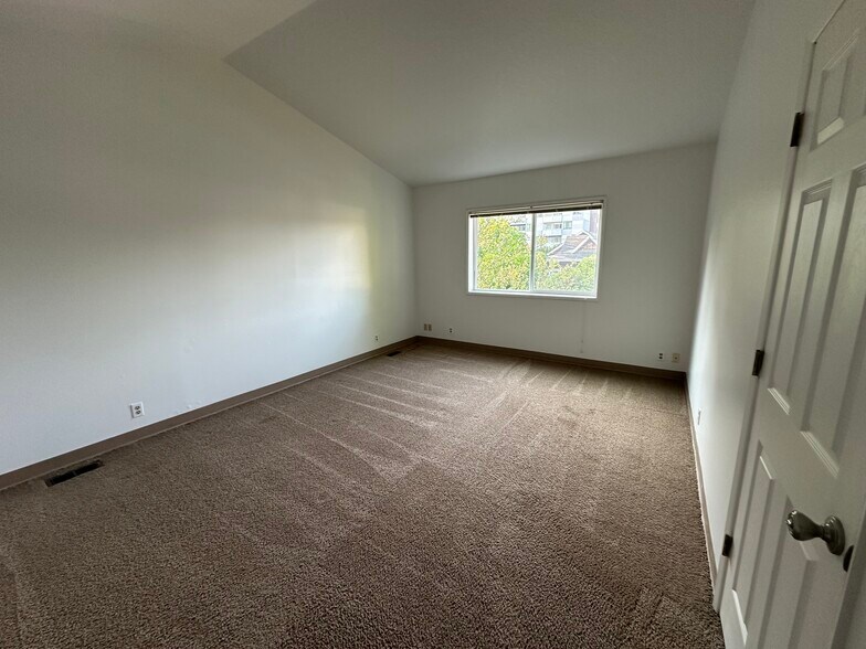 larger bedroom - 1809 SE Harney St