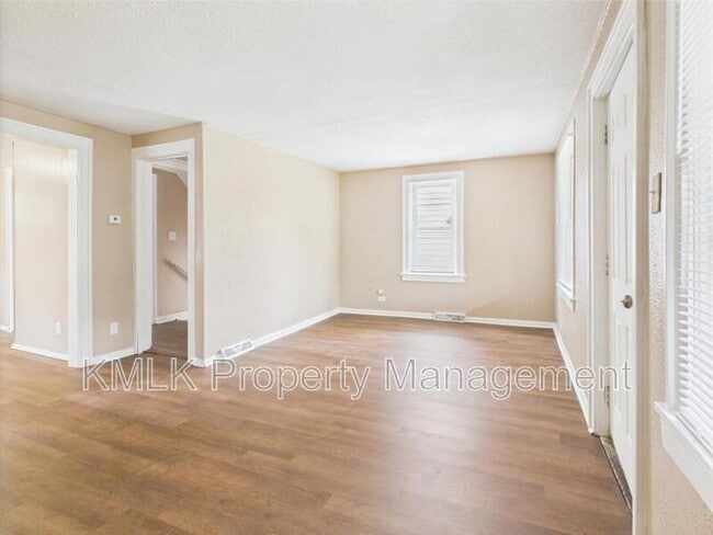 Building Photo - 84 E Mapledale Ave