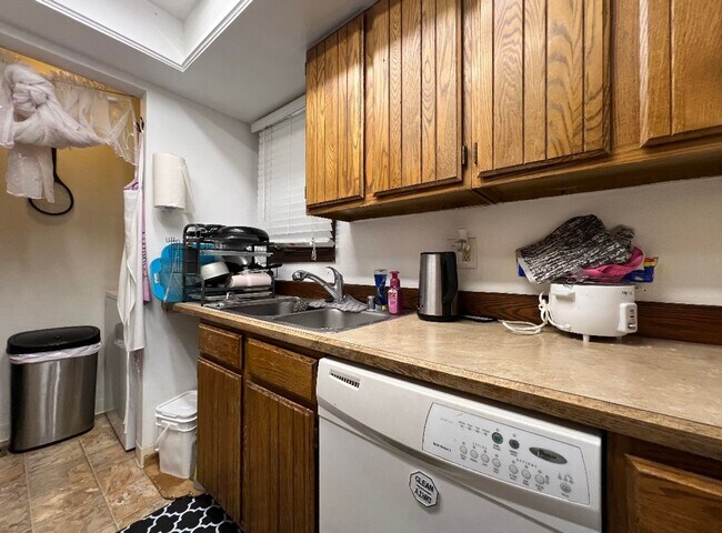 Building Photo - Top floor Condo in desirable area