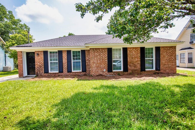 Building Photo - ** 3 bed 1 bath located in Montgomery East...