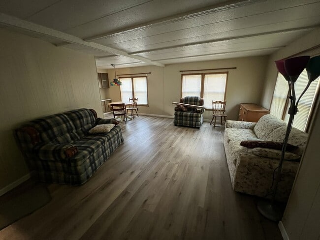 Building Photo - TWO BEDROOM HOME IN WILLIAMSBURG - GREAT L...