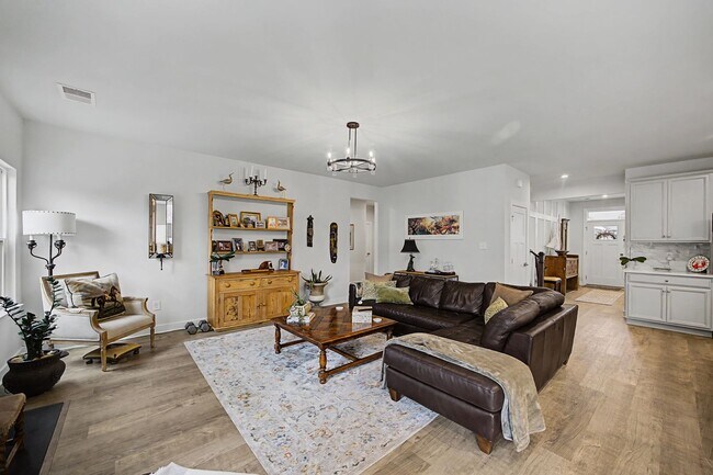Building Photo - 4 Bedroom Executive Home located in Magnolia Green