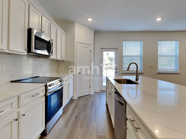 Building Photo - 110 Trevino Dr