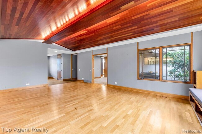 Building Photo - 5760 Snowshoe Cir