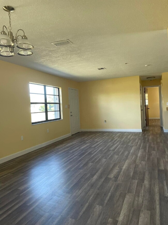 Building Photo - 955 Lake Dr E