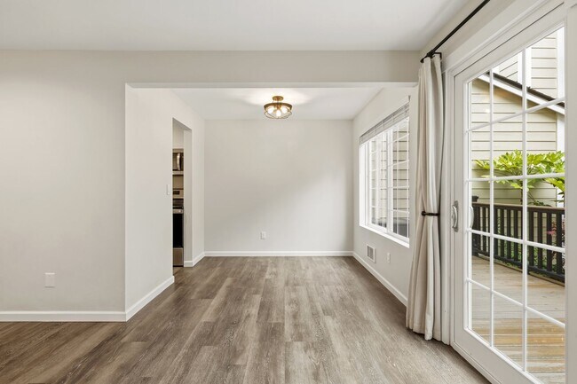 Building Photo - For Lease $2950/Month: Beautifully updated 2/Bdrm Townhome with large Bonus Room