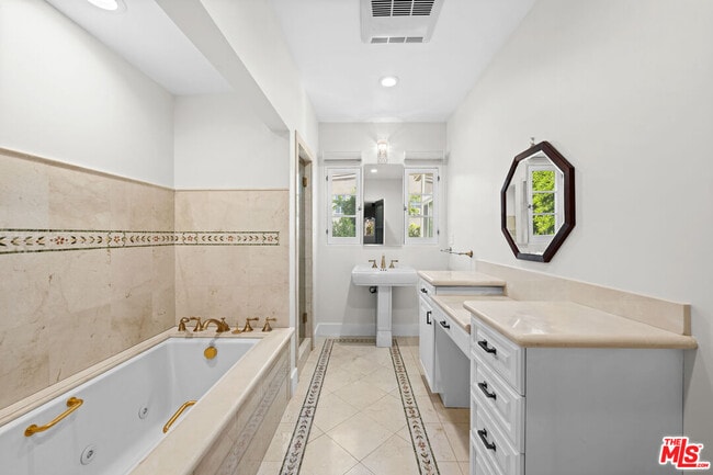 Building Photo - 208 S Rodeo Dr