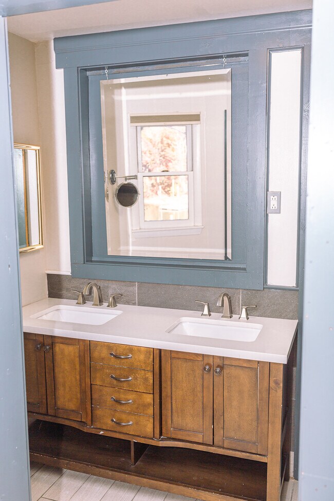 Building Photo - 9808 Emerald Point Dr