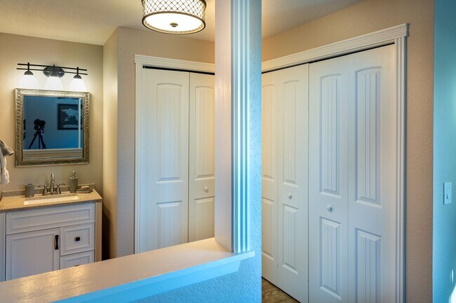 Building Photo - Updated Boise Ave. Townhome in great location!