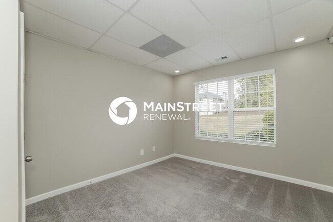 Building Photo - 5 Bedroom Pet-Friendly Home in Douglasville, GA with Main Street Renewal
