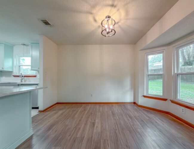 Building Photo - 776 Lupine Ln
