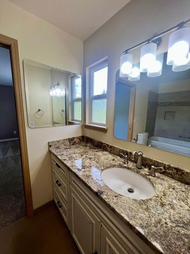 Building Photo - Well Maintained 3BD - Yard Maint. Included