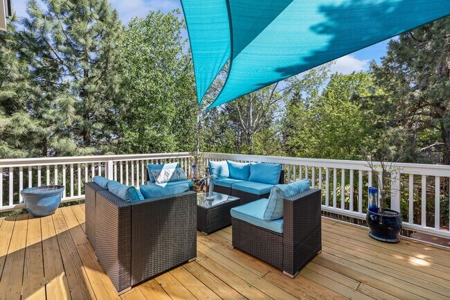 Building Photo - Beautiful bright home with large yard, fin...