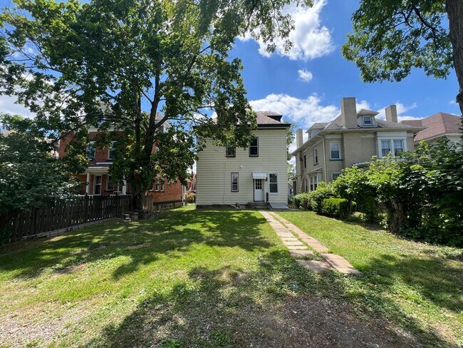 Building Photo - Gorgeous 1 and 2 bedroom apartments for re...