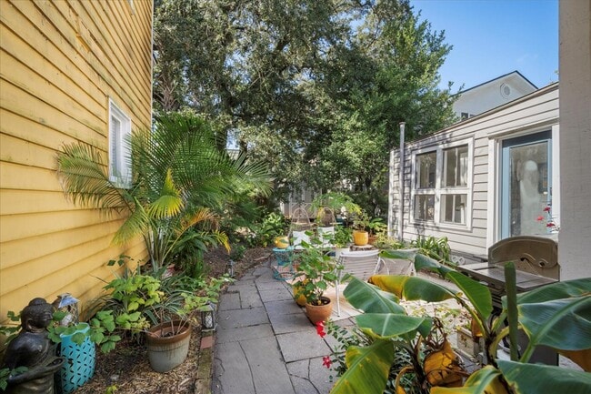 Building Photo - 237 Coming St