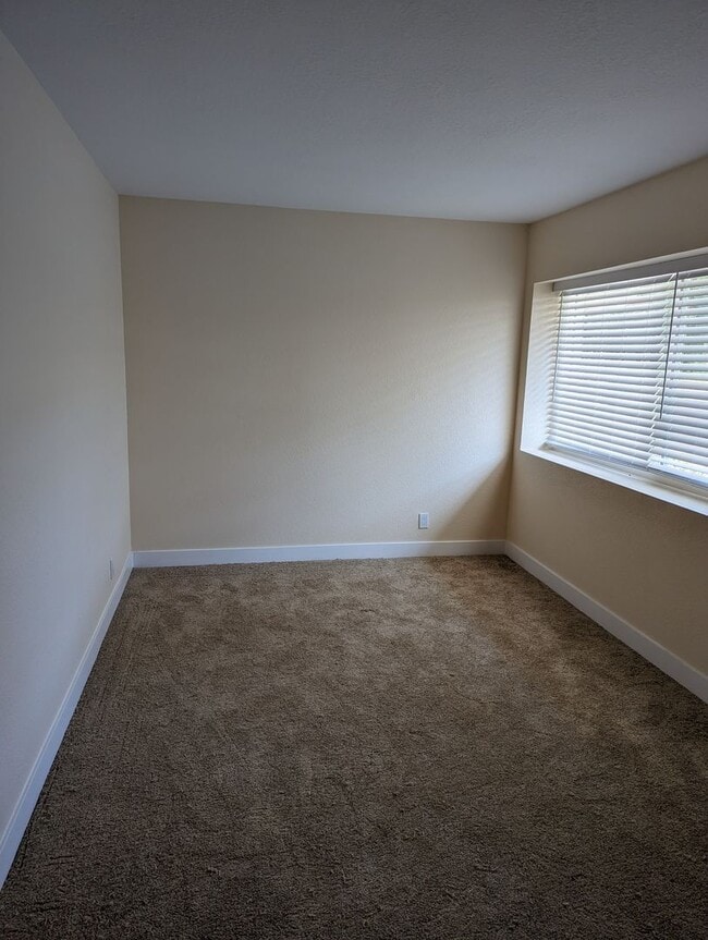 Building Photo - Upgraded 2 Story 2 Bed/1.5 Bath Condo