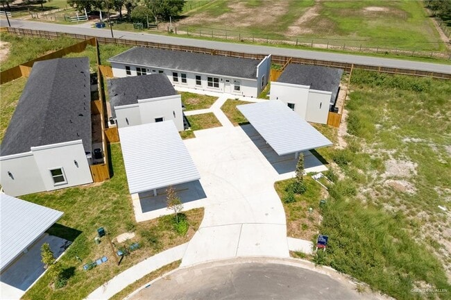 Building Photo - 2714 Primrose Dr