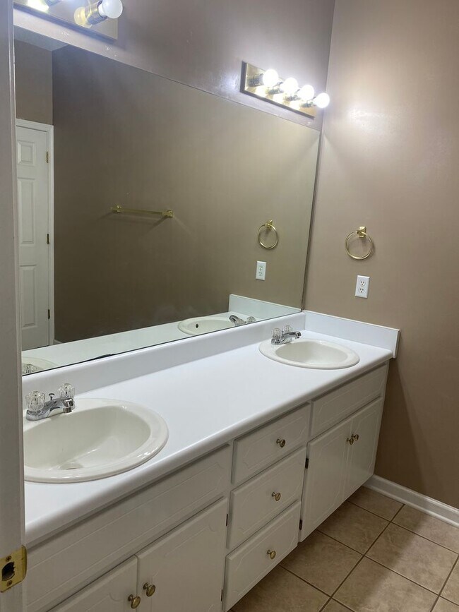 Building Photo - 115 Woodmere Dr