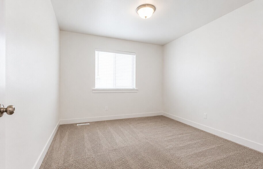Building Photo - 1561 E 320 S