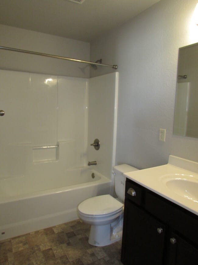 Building Photo - MODERN 3 BEDROOM IN ELKS CROSSING