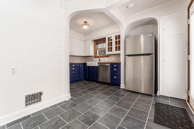 Building Photo - 51 E Schreyer Pl