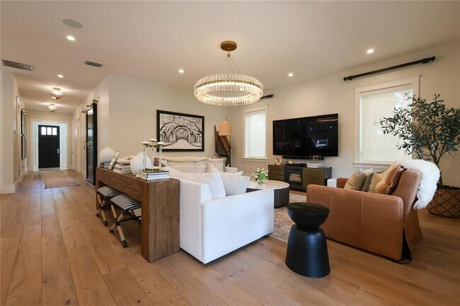 Building Photo - 2402 W Parkland Blvd