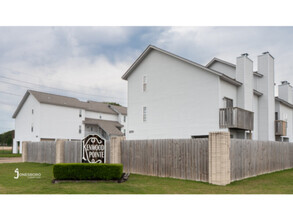 Building Photo - KENWOOD POINTE: Water/Sewer Included!!