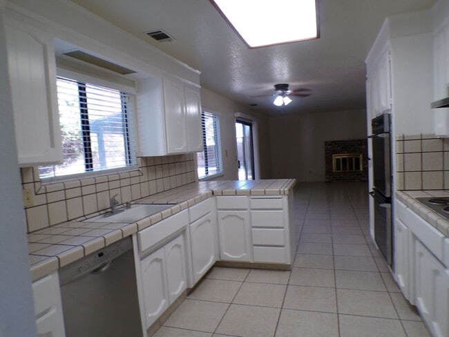 Building Photo - 2124 Sunny Oak Ct