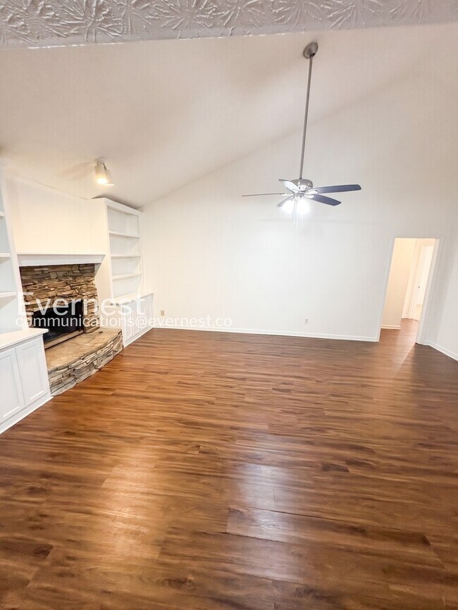 Building Photo - Spacious  Home with Deck, Patio, and Garage! / 3 Bed, 2 Bath / Available now!