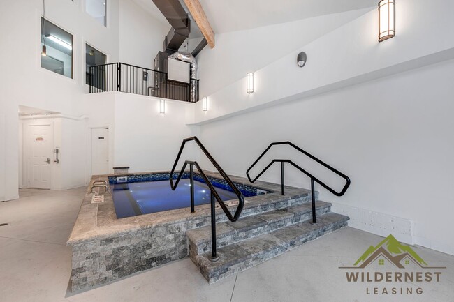 Building Photo - Sunshine and Views-Furnished 2 Bedrooms/2 Bathrooms Buffalo Ridge Condo