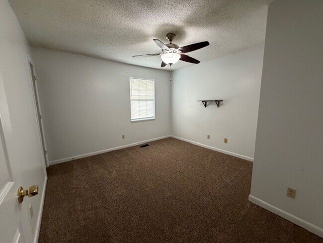 Building Photo - 2 Bedroom 1.5 Bath Duplex