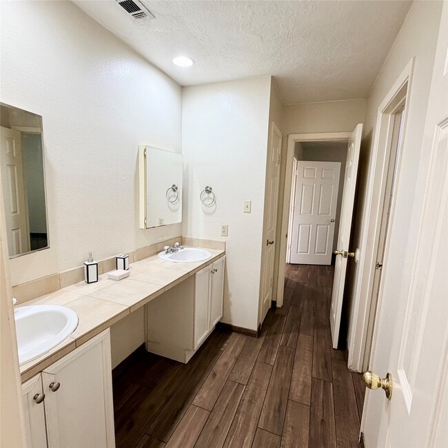 Building Photo - 16914 Summer Dawn Pl