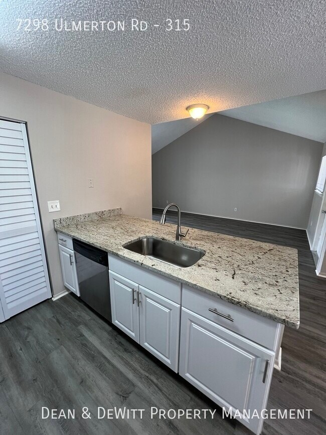 Building Photo - Updated 1/1 Condo - Pool, Pond, Parking