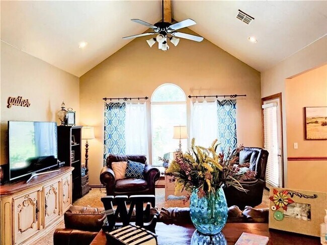Building Photo - Spacious Home - Storm Shelter - Edmond Sch...
