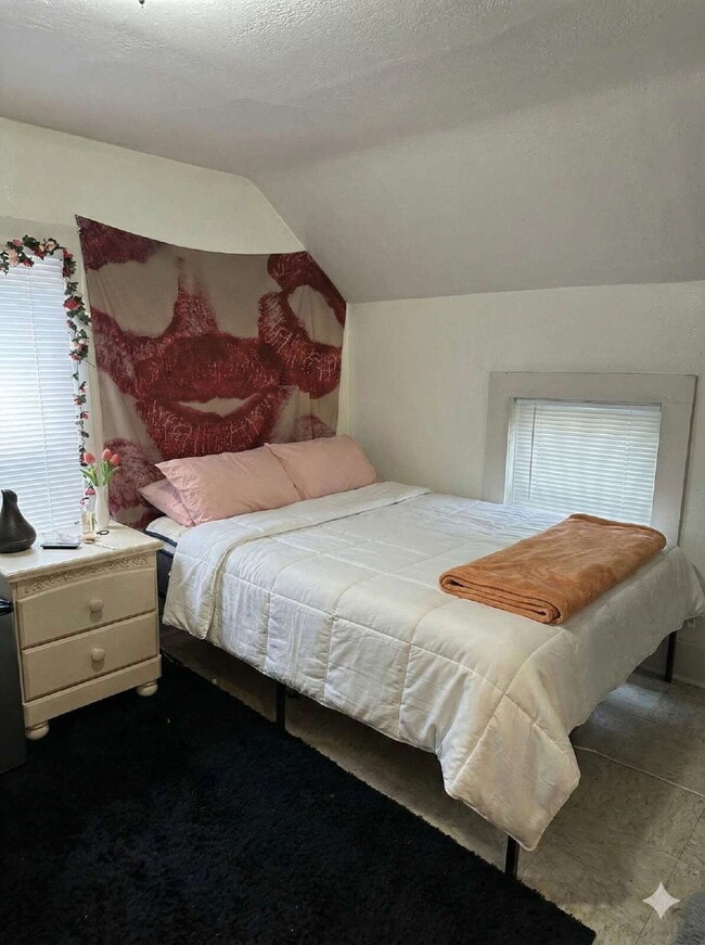 Building Photo - 4 Bedroom, 2 Bathroom Home - Available June 1st with Beautiful River Views