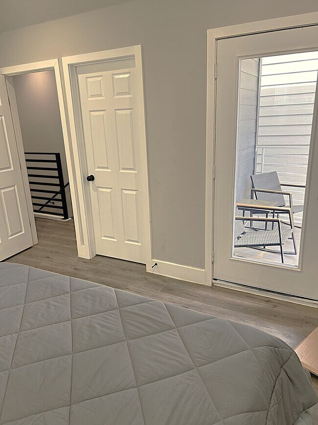 Building Photo - Like New and Close to IAH and Humble Area